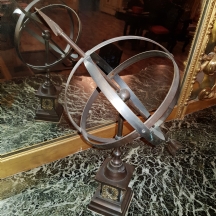 דגם מתכת עתיק של הספירה הארמילרית (Armillary sphere)