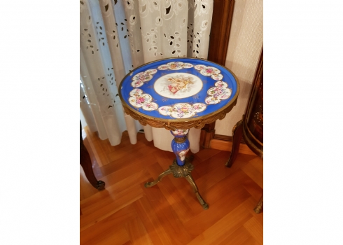 שולחן נוי קטן (Gueridon table), עשוי ברונזה ופורצלן מעוטר בסגנון 'סוורה'