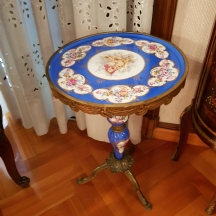 שולחן נוי קטן (Gueridon table), עשוי ברונזה ופורצלן מעוטר בסגנון 'סוורה'