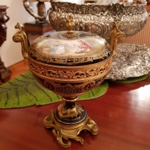 כלי צרפתי עתיק מתוצרת 'Royale de Sèvres', חתום ומתוארך לשנת: 1846