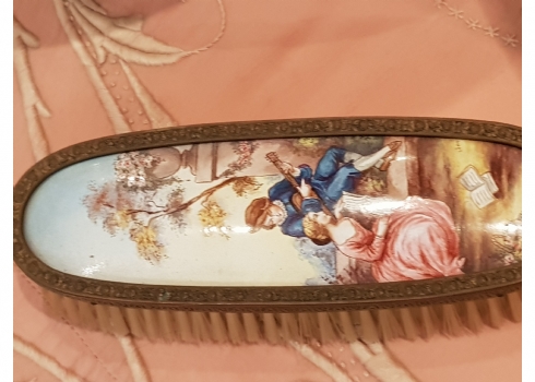 מברשת צרפתית עתיקה מהמאה ה-19, עשויה מתכת ומעוטרת ציורי יד באמייל