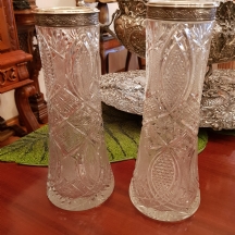 זוג אגרטלים רוסים עתיקים, עשויים קריסטל ושפה עליונה עשויה כסף