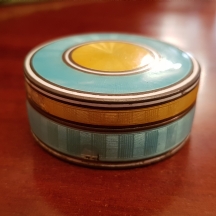 קופסאת כסף עתיקה ויפה, מעוטרת אמייל 'גיושה' (Guilloche)