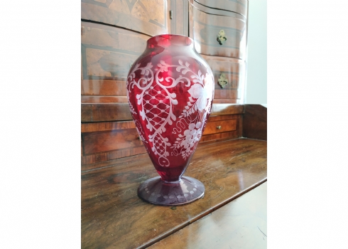 אגרטל בוהמי עתיק עשוי זכוכית 'רובי' (Ruby Glass) אדומה, מעוטרת