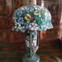 מנורה שולחנית ישנה בסגנון 'טיפאני' (Tiffany) בסיס משובץ