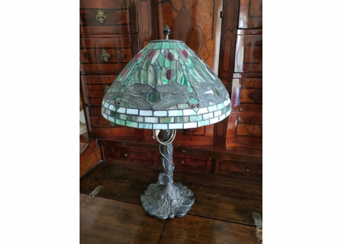 מנורה שולחנית ישנה בסגנון 'טיפאני' (Tiffany) עבודת ויטראז' בדגם שפיריות