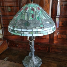 מנורה שולחנית ישנה בסגנון 'טיפאני' (Tiffany) עבודת ויטראז' בדגם שפיריות