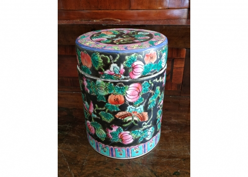 מיכל חרסינה סיני ישן 'משפחה שחורה'(Famille Noir) ומכסה תואם