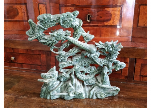 פסל סיני ישן, עשוי 'ג'ייד תרד' (Spinach Jade), מגולף בדמות צמד דרקונים