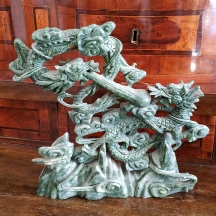 פסל סיני ישן, עשוי 'ג'ייד תרד' (Spinach Jade), מגולף בדמות צמד דרקונים