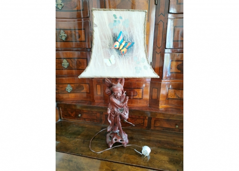 מנורה סינית שולחנית, הבסיס (הרגל) עשויה פסל עץ סיני מגולף
