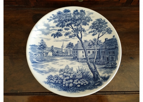 'כפר כחול' - צלחת נוי יפנית, עשויה חרס מעוטר בהדפס מועבר בכחול קובלט