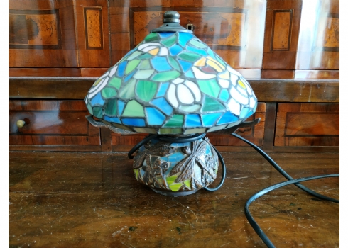 מנורה שולחנית ישנה נמוכה בסגנון 'טיפאני' (Tiffany)