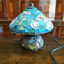 מנורה שולחנית ישנה נמוכה בסגנון 'טיפאני' (Tiffany)