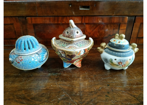 לוט של שלושה קישוטי פןרצלן יפנים קטנים מעוצבים בצורת כלים עתיקים להבערת קטורת