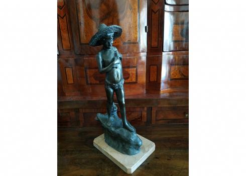 Giovanni Varlese (איטלקי, 1888 - 1922) - פסל ברונזה ילד דייג מחבק דג