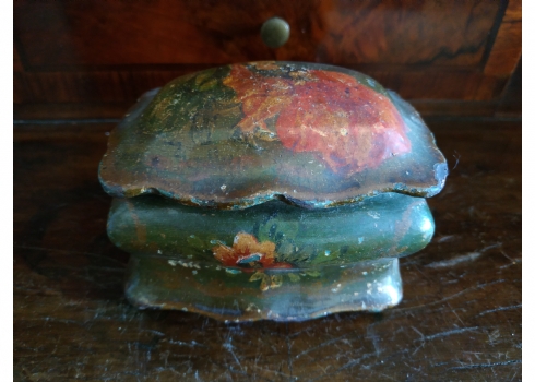 קופסת עתיקה, עשויה עיסת נייר (Papier mache)