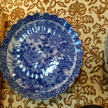 צלחת פורצלן יפנית עתיקה מאזור 'אריטה' (Arita), מעוטרת בהדפס בכחול קובלט
