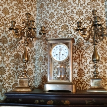 סט (Garniture) עתיק, של שעון ושתי קנדלברות תואמות, עשויים ברונזה