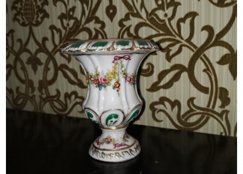 קישוט פורצלן צרפתי עתיק מניאטורי בצורת 'Campana Vase'