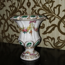 קישוט פורצלן צרפתי עתיק מניאטורי בצורת 'Campana Vase'