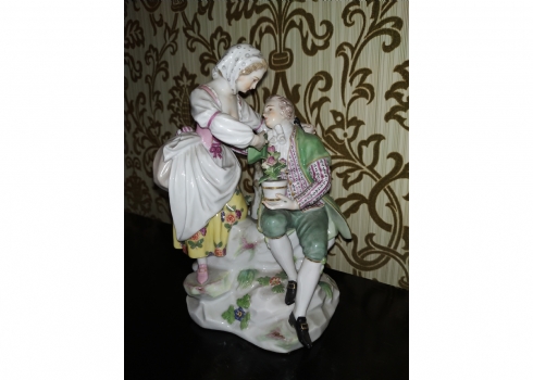 'הגנן והנפקנית' - פסל פורצלן גרמני עתיק מהמאה ה-19, מתוצרת: 'מייסן' (Meissen)