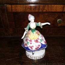 פסלון פורצלן גרמני עתיק מתוצרת: 'Goebel'