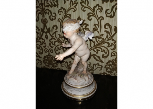 'מלאך במשחק מחבואים' - פסל פורצלן גרמני עתיק ואיכותי מתוצרת: 'מייסן' (Meissen)