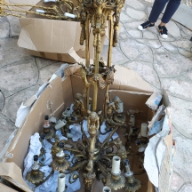 נברשת תקרה צרפתית עתיקה ומפוארת מהמאה ה-19, עשויה ברונזה מוזהב