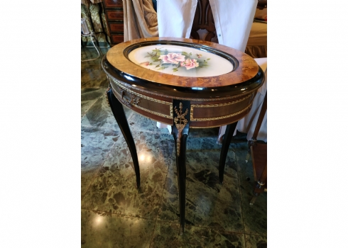 שולחן נוי קטן (Gueridon table), עשוי עץ משובץ בטכניקת 'מרקטרי' (Marquetry)