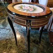 שולחן נוי קטן (Gueridon table), עשוי עץ משובץ בטכניקת 'מרקטרי' (Marquetry)