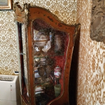 ויטרינה (ארון תצוגה) עתיקה ואיכותית מהמאה ה-19 עשויה עץ מעוטר התקני מתכת מוזהבים