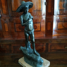 Giovanni Varlese (איטלקי, 1888 - 1922) - פסל ברונזה ילד דייג מחבק דג