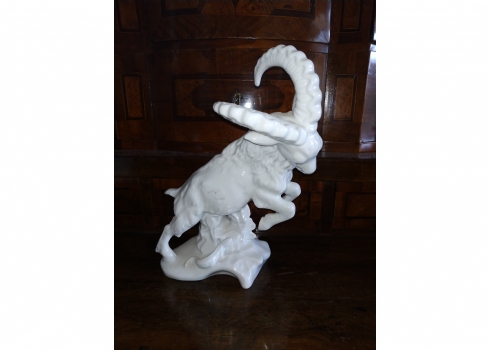פסל פורצלן גרמני ידוע בשם 'Mountain Goat & Lizard'