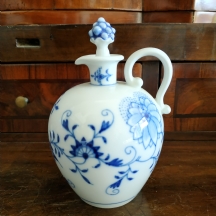 קנקן גרמני איכותי מתוצרת 'מייסן' (Meissen) הפקק מעוצב כפרי פטל