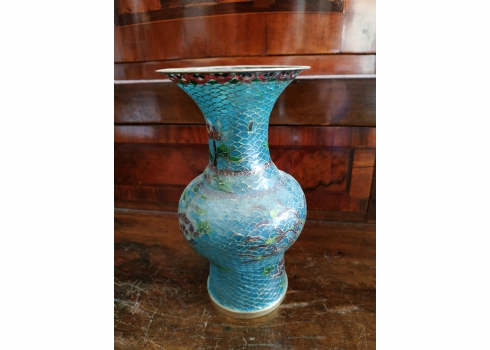 אגרטל סיני עשוי אמייל בעבודת 'Plique Ajur Enamel'