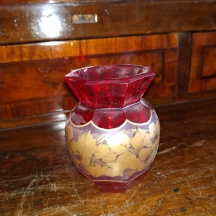 אגרטל בוהמי עתיק עשוי זכוכית 'רובי' (Ruby Glass)