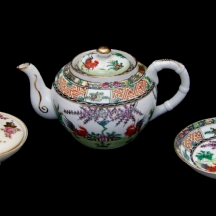 לוט של 3 פריטים קומקום צלחת וכלי סוכר