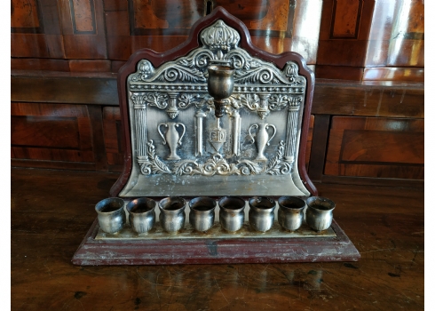 חנוכיה ישראלית ישנה מתוצרת: 'קרשי' (Karshi)