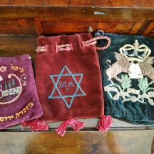 לוט של שלושה תיקים רקומים לטלית ותפילין, קטיפה רקומה