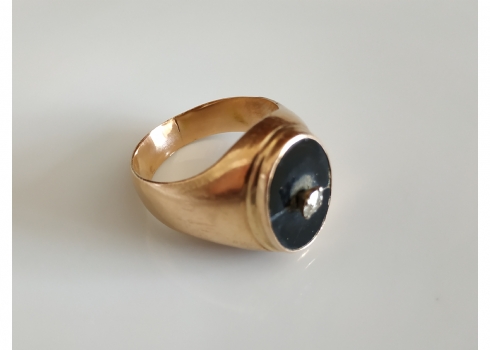 טבעת ישנה לגבר, עשויה זהב משובצת לוח אוניקס שחור ובמרכזו יהלום
