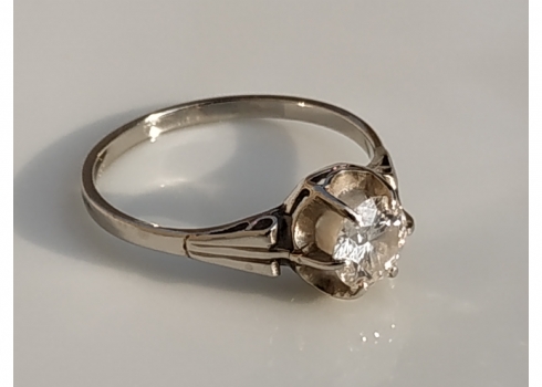טבעת סוליטר ישנה ויפה עשויה זהב לבן משובצת יהלום במשקל של כ: 50 נקודות