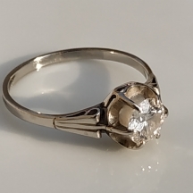 טבעת סוליטר ישנה ויפה עשויה זהב לבן משובצת יהלום במשקל של כ: 50 נקודות