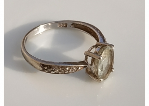 טבעת משובצת במרכזה אבן מלוטשת ובצדדים ששה יהלומים קטנטנים