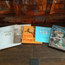 לוט של חמש הגדות ישנות שונות, משומשות.
