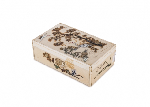 קופסת 'Shibayama' יפנית עתיקה עשויה שנהב ומשובצת