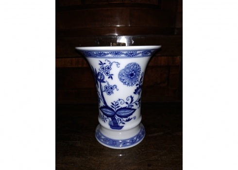 כד פורצלן גרמני בדגם: 'Spill Vase' מעוטר בכחול קובלט בדגם 'הבצל הכחול'