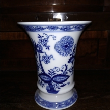 כד פורצלן גרמני בדגם: 'Spill Vase' מעוטר בכחול קובלט בדגם 'הבצל הכחול'