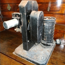 לחובבי וינטאג' וקולנוע - מקרן סרטים ישן (Movie Projector)