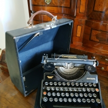 מכונת כתיבה עתיקה משנת 1920 בקירוב מתוצרת חברת: 'Continental'